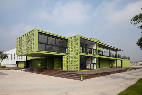 在有機(jī)農(nóng)場(chǎng)通過二手集裝箱建造的酒店和辦公室