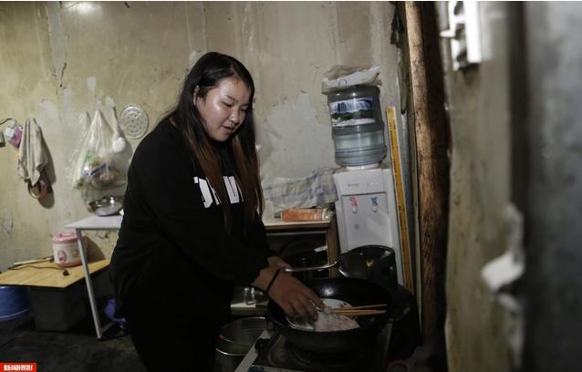 實拍農(nóng)民工集裝箱夫妻房，18平集裝箱能住5人，價格低心滿意足！